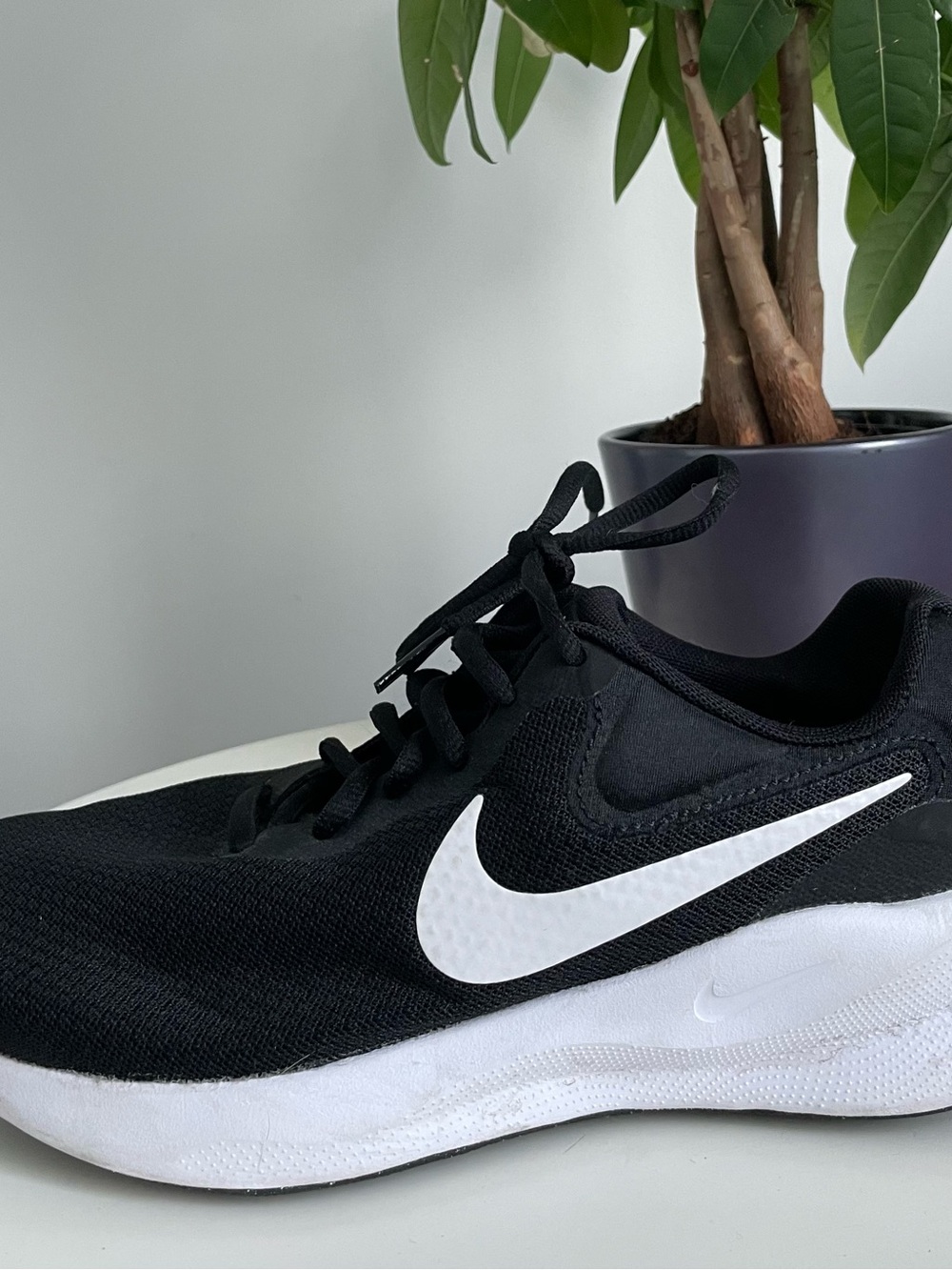 Women Size 8 Nike Revolution 7 Black White Running Shoes